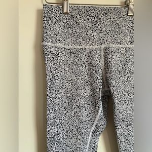 DITSY DAISY WHITE BLACK LULULEMON WUNDER UNDER CROP HI-RISE FULL-ON LUXTREME 21"